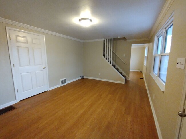 Building Photo - 3 Bedroom - Fresh Paint - Sun Porch - Sing...