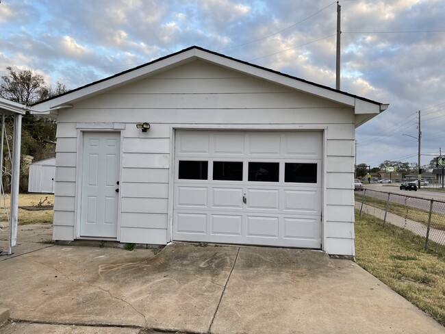 Oversized one car garage - 2427 W Casado St