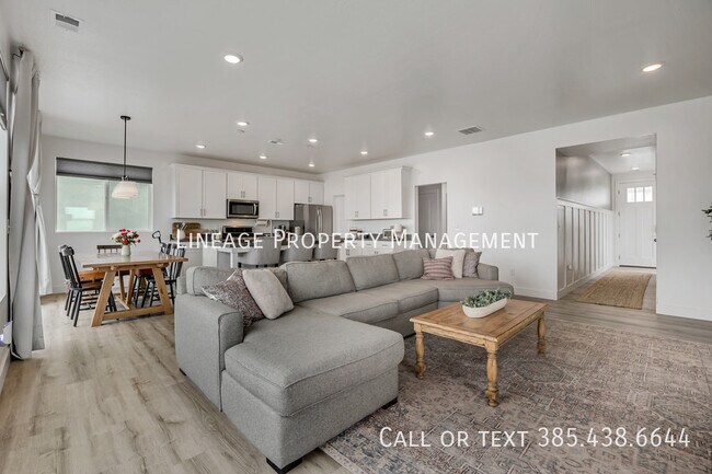 Building Photo - 3056 S Shoreline Dr