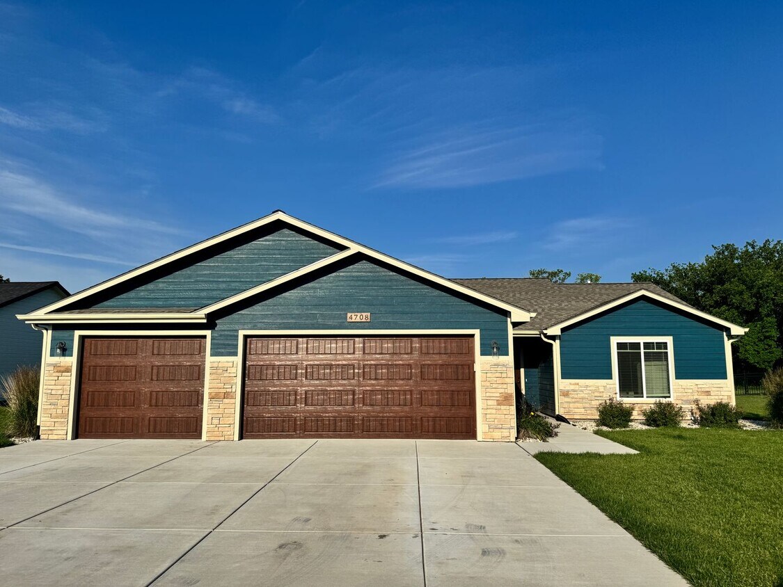 Primary Photo - Modern 3 Bed 2 Bath Home in East MHK!