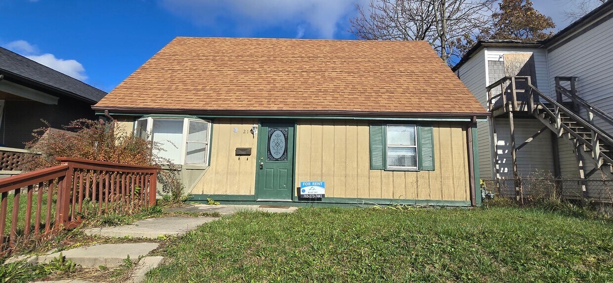 Foto principal - 4 bedroom 1 bath - available now! (1/2 off...