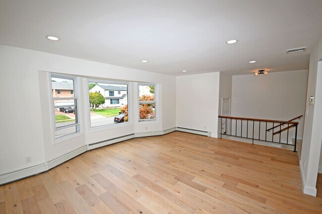 Building Photo - 19 Carriage Rd
