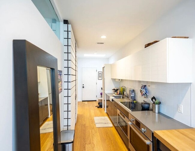 Foto del edificio - " Coming Soon " Top Floor 1 bed  + 1 bath Condo in DC // Fantastic Views