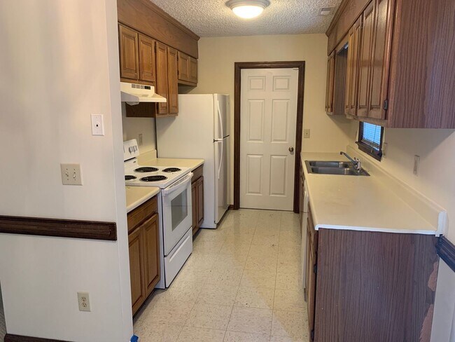 Building Photo - Beautiful home located right outside City ...
