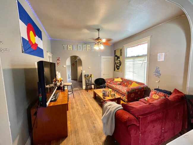 Building Photo - AVAILABLE NOW! Move-In Special! Half Off F...