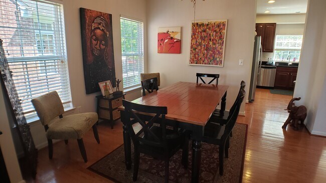 Foto del edificio - 618 Rainier Rd