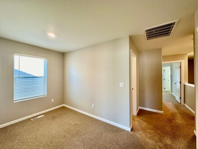 Foto del edificio - Beautiful newer 3 Bedroom 2.5 bathroom Townhouse-Evergreen School District **$500 MOVE-IN SPECIAL*