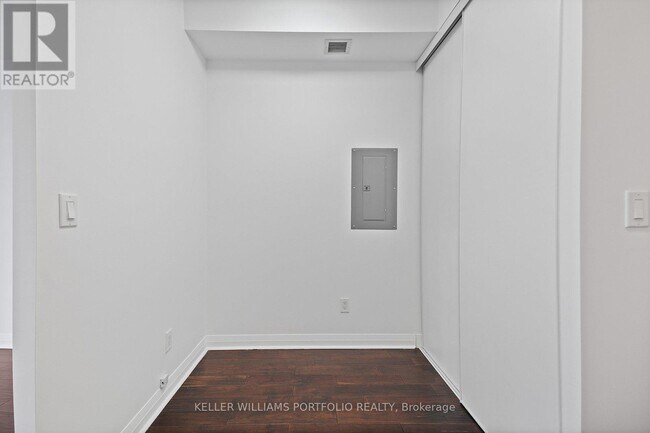 Photo du bâtiment - 220 Victoria St