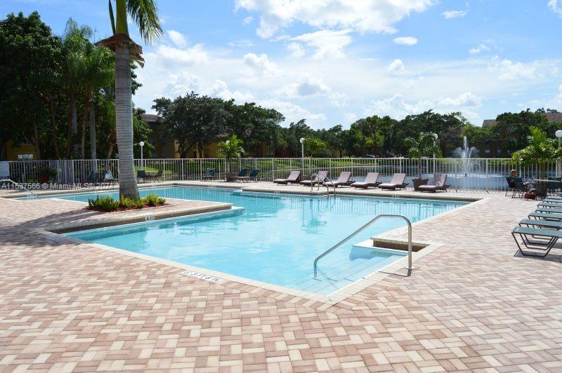 Foto principal - 1401 Village Blvd