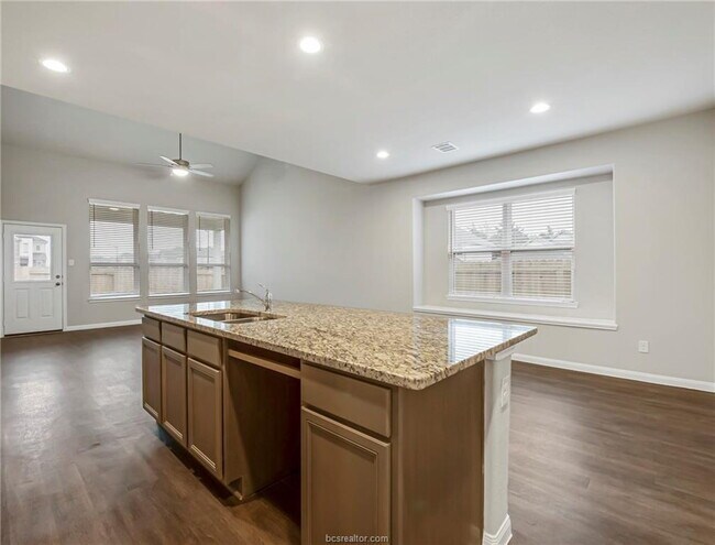 Foto del edificio - "Charming 4-Bed Retreat with Spacious Living in Bryan, TX – Your Perfect Home Awaits!"