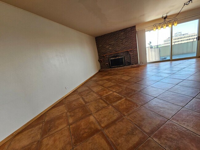 Building Photo - Amazing Penthouse 2 Bedroom 2 Bath With Mo...