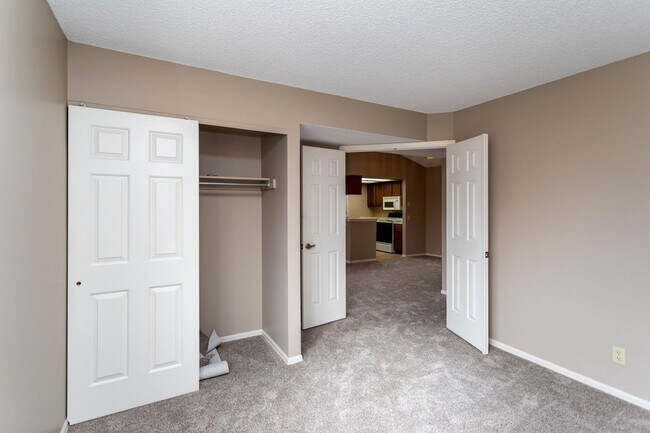 Building Photo - Cozy 2-Bed Condo with Fireplace, Garage & ...