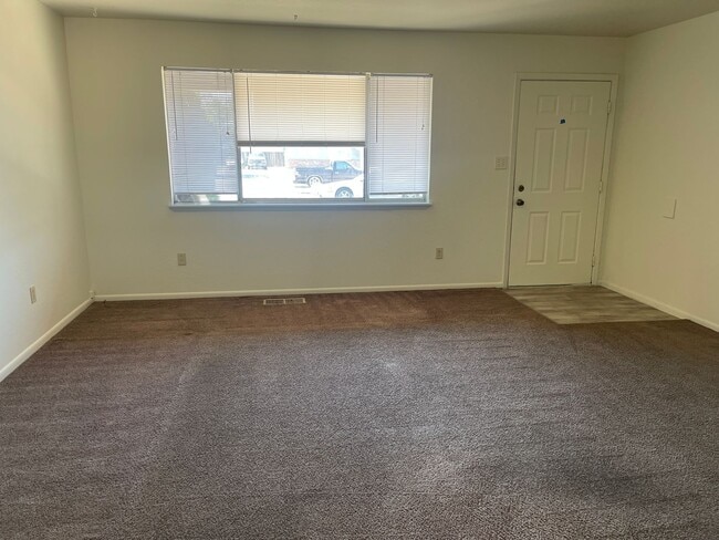 Building Photo - 1 bedroom detached home with yard
