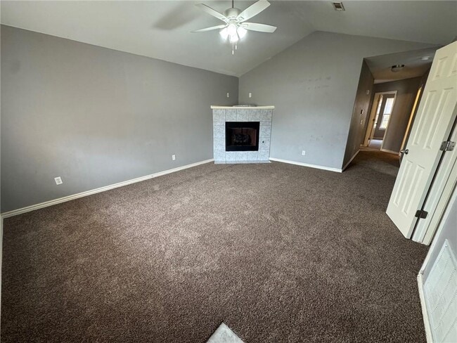 Building Photo - 745 Applegate Ln