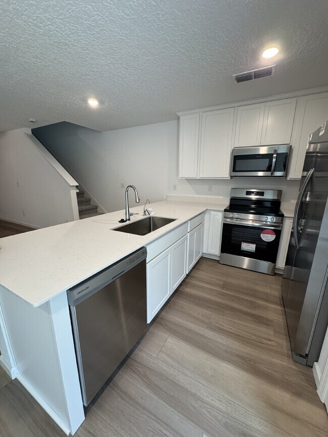 Foto del edificio - Brand New 3 Bed | 2.5 Bath Townhome – Mode...