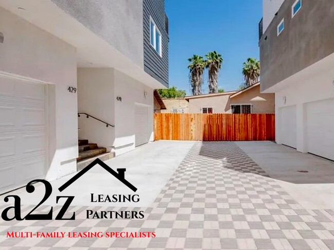 Photo - 429 1/2 Heliotrope Dr Townhome