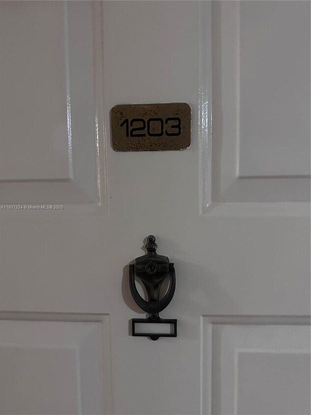 Foto principal - 5880 Collins Ave