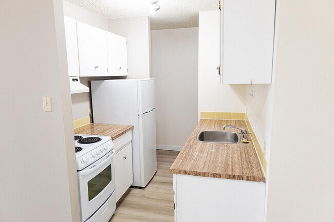 Photo du bâtiment - Dhillon Tower Apartments