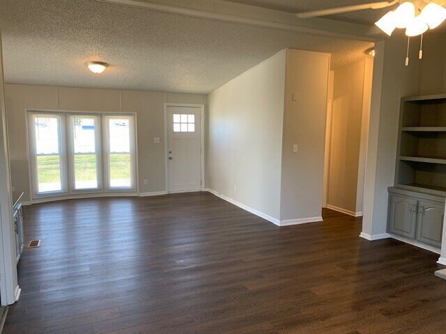 Foto del edificio - WANNAMAKER 3BR/2BA COMPLETELY UPDATED AVAILABLE NOW!