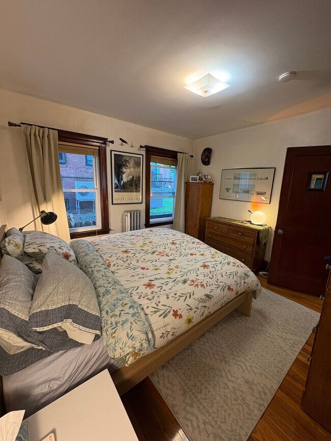 Foto del edificio - Nicely Remodeled Unit in Mission Hill, In-Unit Washer and Dryer, Eat-in Kitchen, Parking for Rent