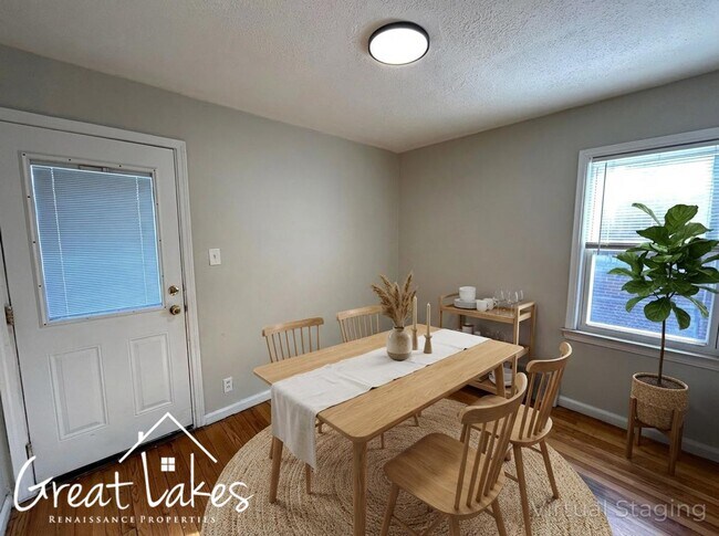 Foto del edificio - Charming 3 Bedroom 1 Bathroom now available for rent