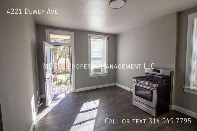 Building Photo - 4221 Dewey Ave