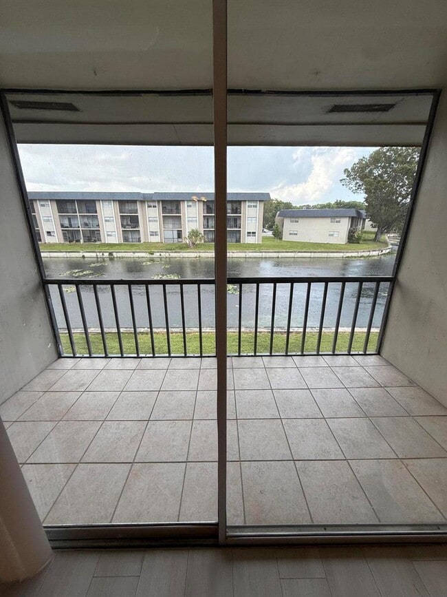 Building Photo - 7925 Colony Cir S