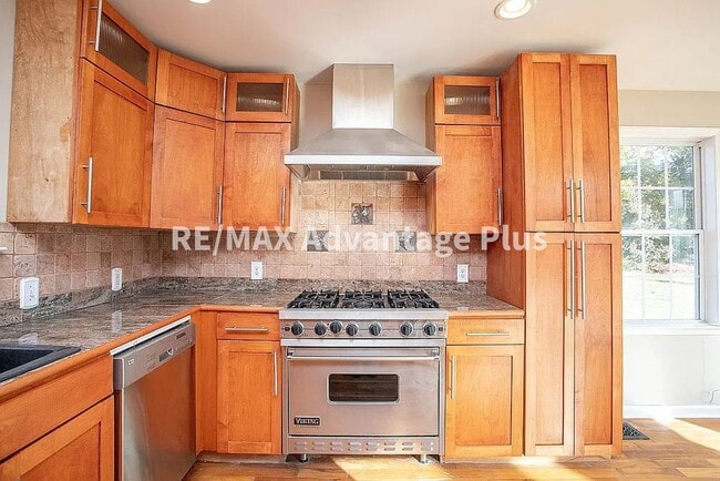 Building Photo - Picturesque 3-Bedroom Home with Cathedral ...