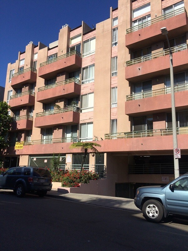 Foto del edificio - 1220 N Las Palmas Ave