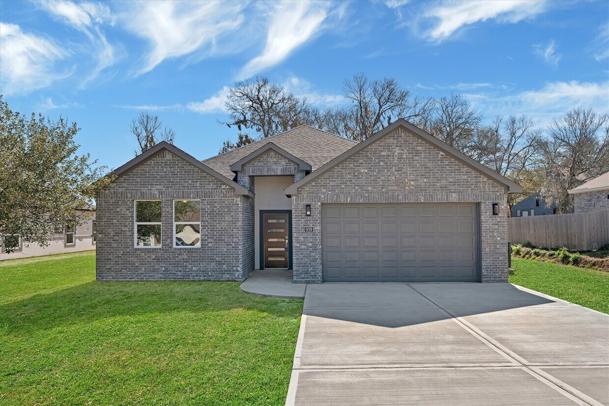 Primary Photo - 939 Lake View Dr