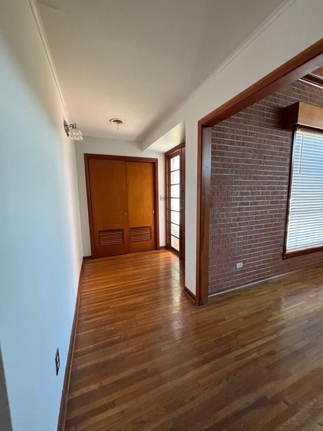 Entry Foyer - 1010 N Cutting Ave