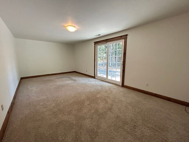 Building Photo - Charming 3 Bedroom Home with Modern Upgrad...