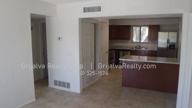 Building Photo - 1550 N 4th Ave