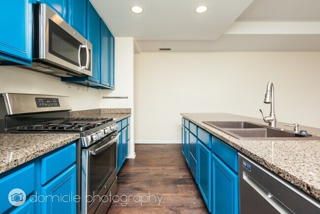 Foto del edificio - Absolutely beautiful 2 bed 2 bath condo wi...