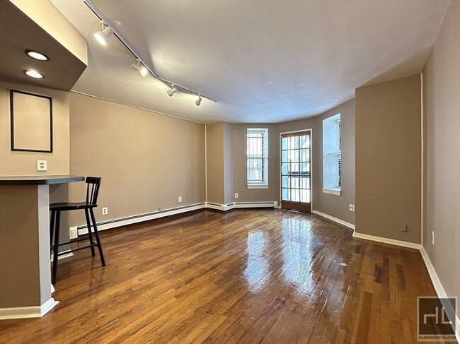 Building Photo - Lovely Brownstone 1BR + Private Backyard w...