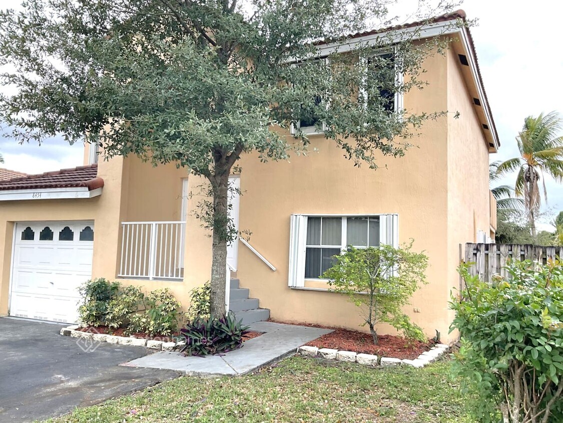 Primary Photo - 8454 SW 42nd Ct