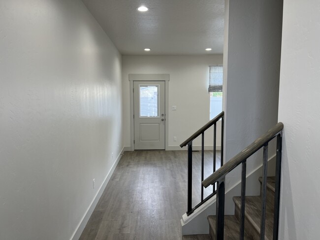 Building Photo - 2433 5th St