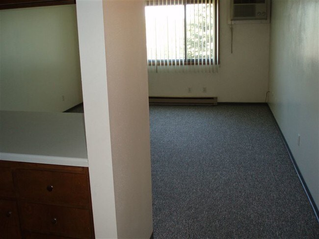 Building Photo - 705 N 43rd St