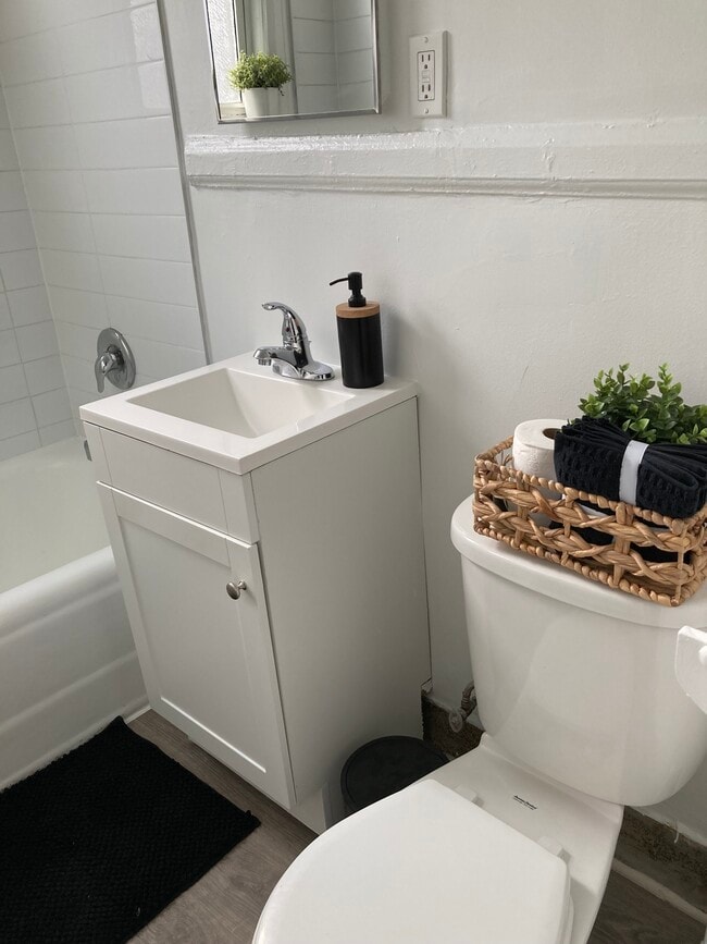 Building Photo - 1554-1574 Bathurst St