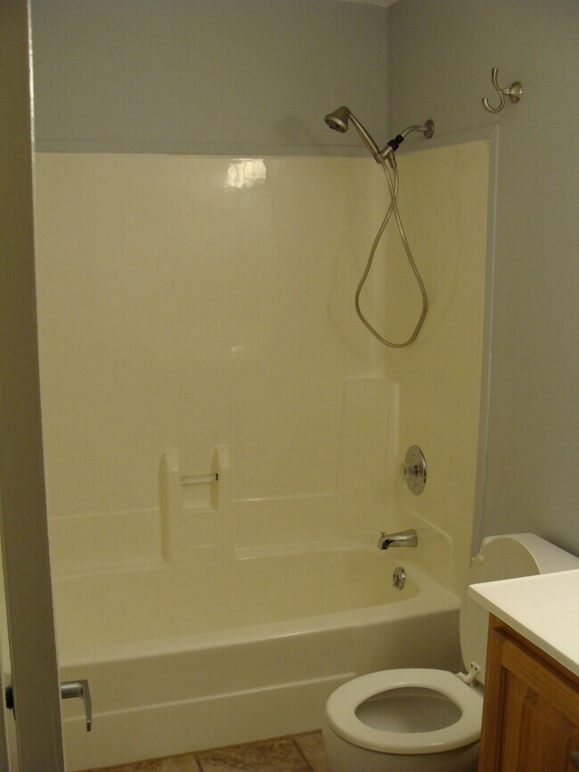 Building Photo - 404 Bainbridge Ct
