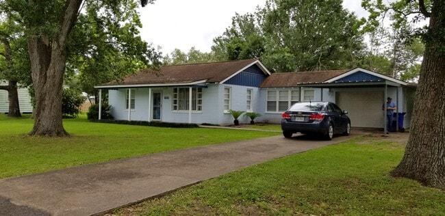 Building Photo - 2629 Dowling Ave