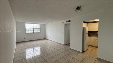 Building Photo - 666 W 81st St