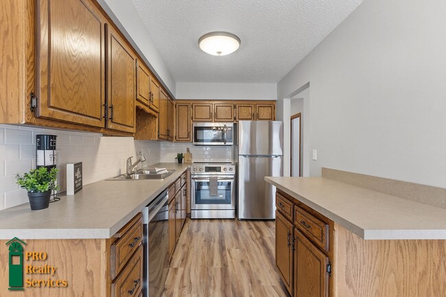 Building Photo - 2 Bedroom Townhome
