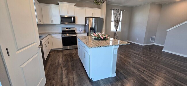 Foto del edificio - Discover this spacious 4-bedroom, 2.5-bath home in Mead, CO!