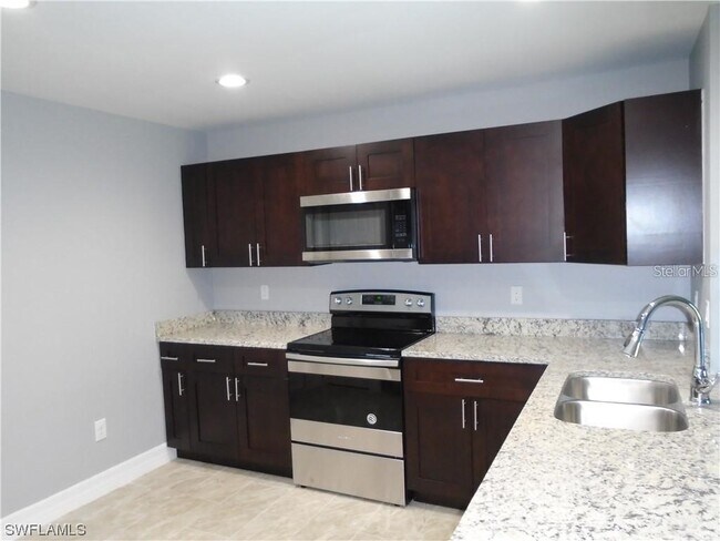 Building Photo - 1426-1428 Cape Coral Pkwy W
