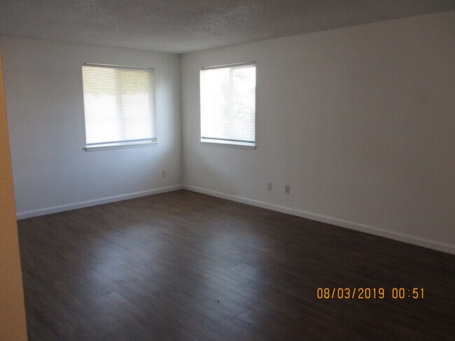 Building Photo - Two Bedroom Condo in Highland Park