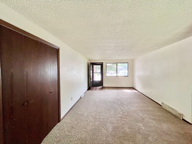 Foto del edificio - 2 Bedroom, 1 Bath Ranch Duplex, with attached 1 Car Garage in Loveland, CO