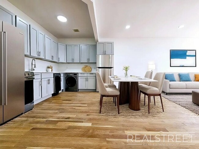 Building Photo - Brand New 4BD/2BA Penthouse with Skylight,...