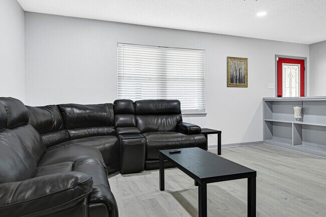 Foto del edificio - 1806 Clayton Dr