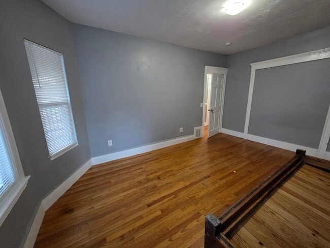 Building Photo - 10 Fox St